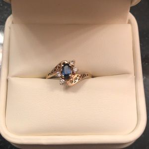 14k gold ring with sapphire center and diamonds